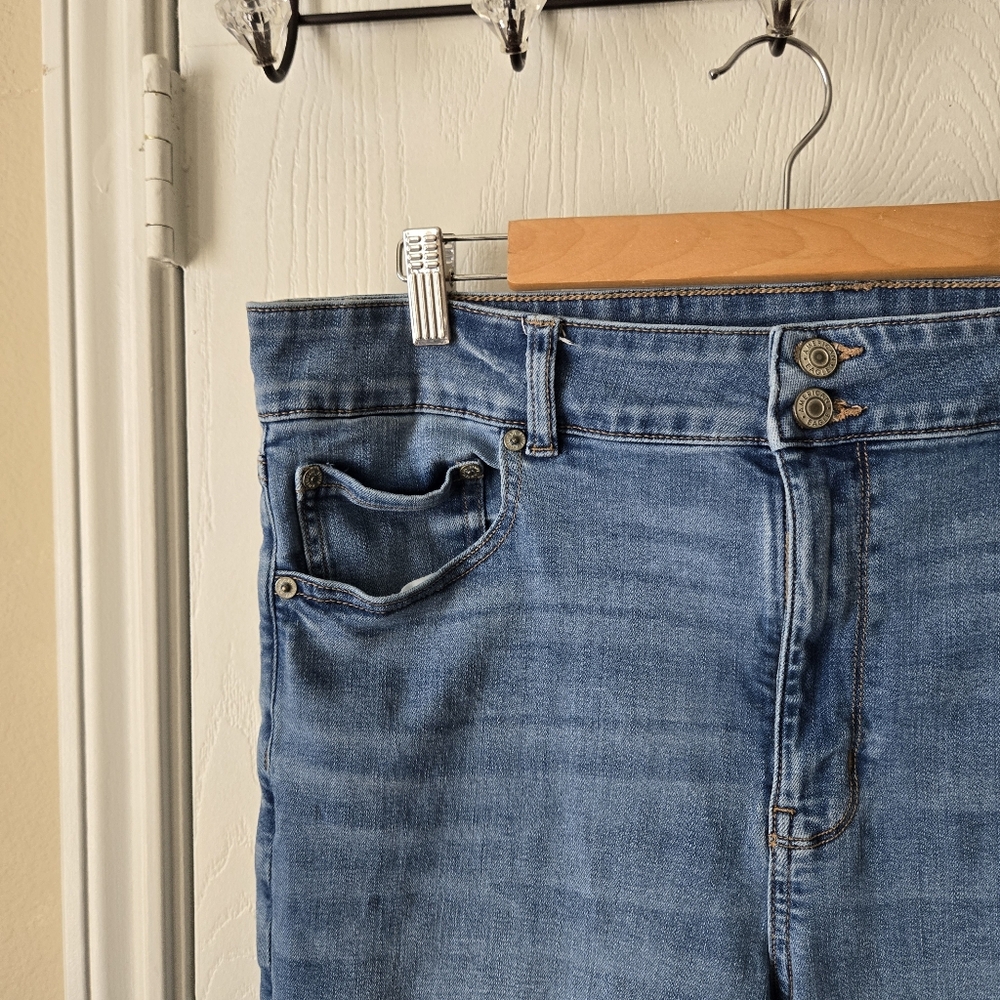 American Eagle Hi-Rise Artist Flare Jeans - Picture 5 of 13